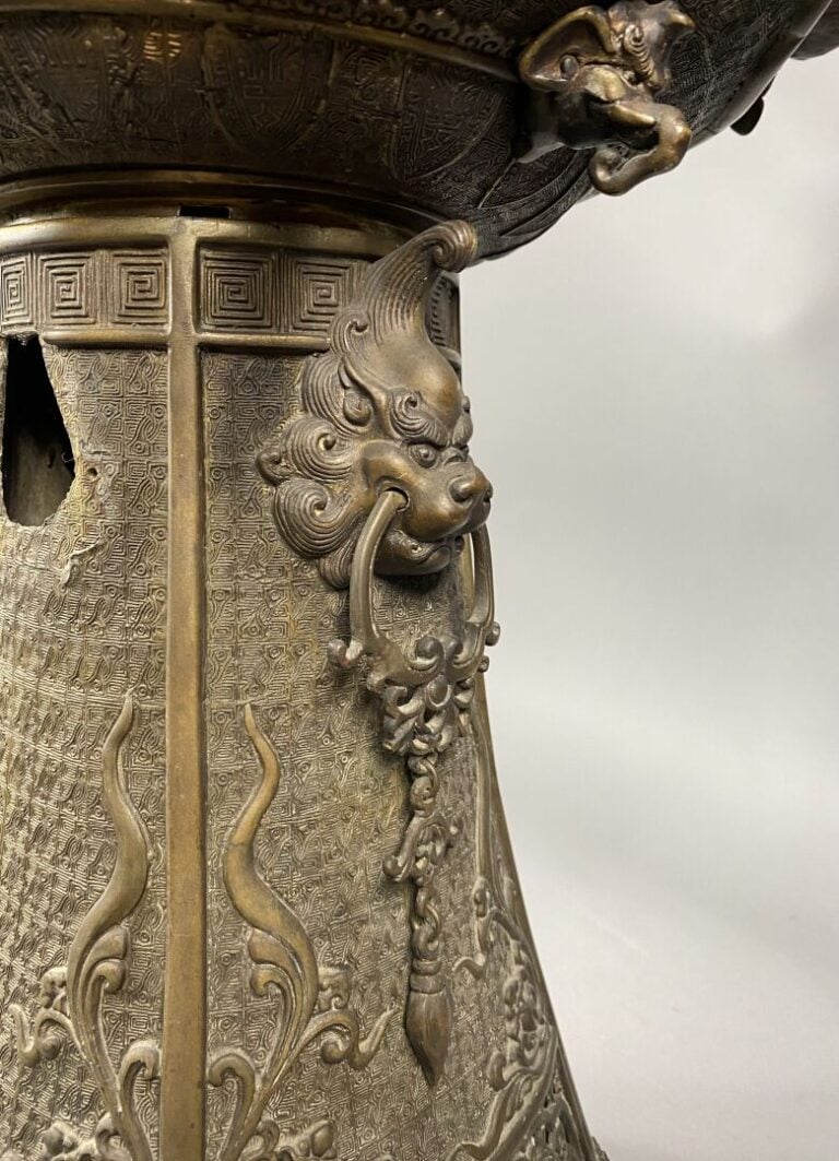**Japon - Important brûle-parfum en bronze - H : 95 cm