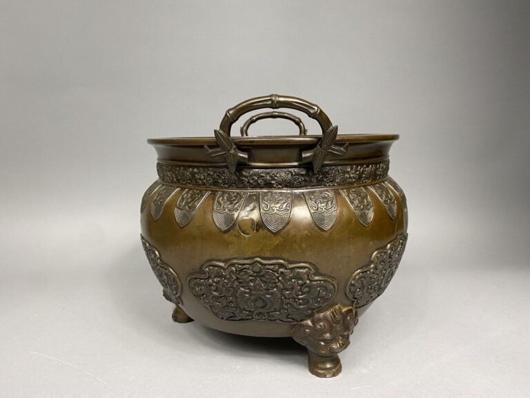 Japon - Important brûle-parfum en bronze patiné à décor en léger relief de méda…