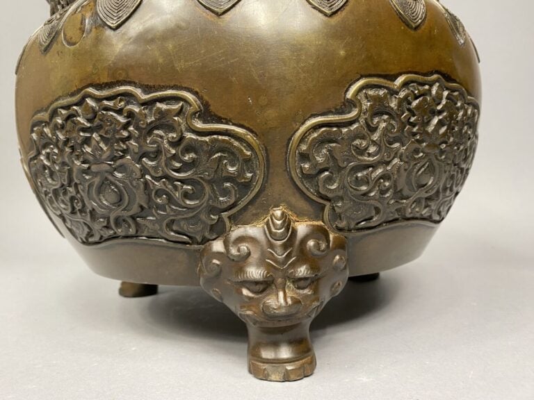 Japon - Important brûle-parfum en bronze patiné à décor en léger relief de méda…