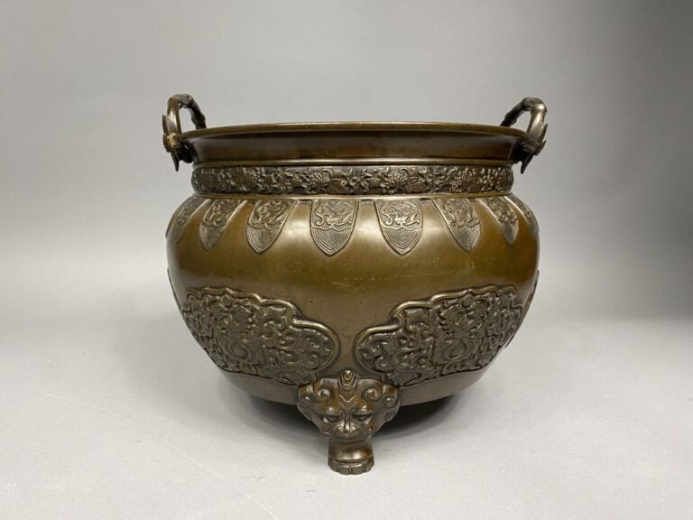 Japon - Important brûle-parfum en bronze patiné à décor en léger relief de méda…