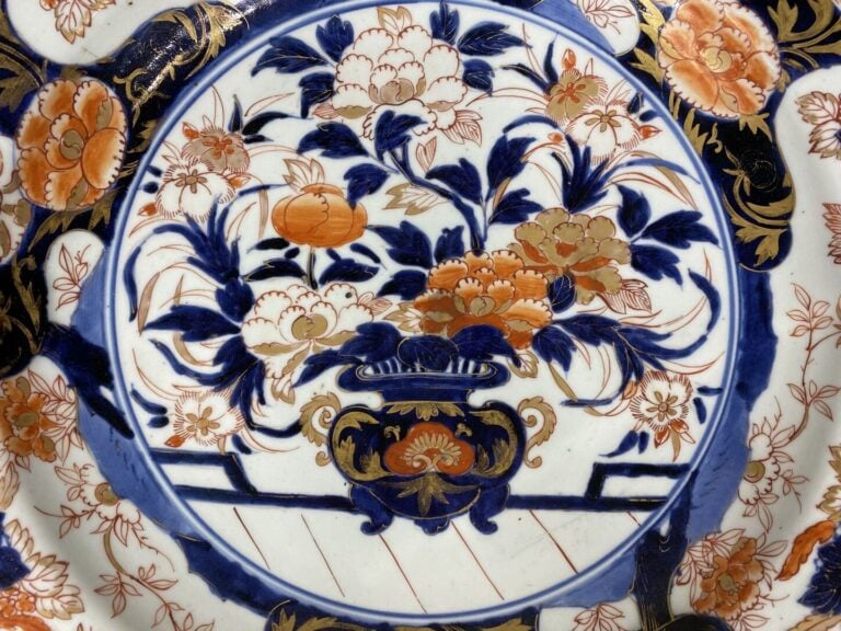 Japon - Important plat circulaire en porcelaine à décor au centre d'un vase fle…