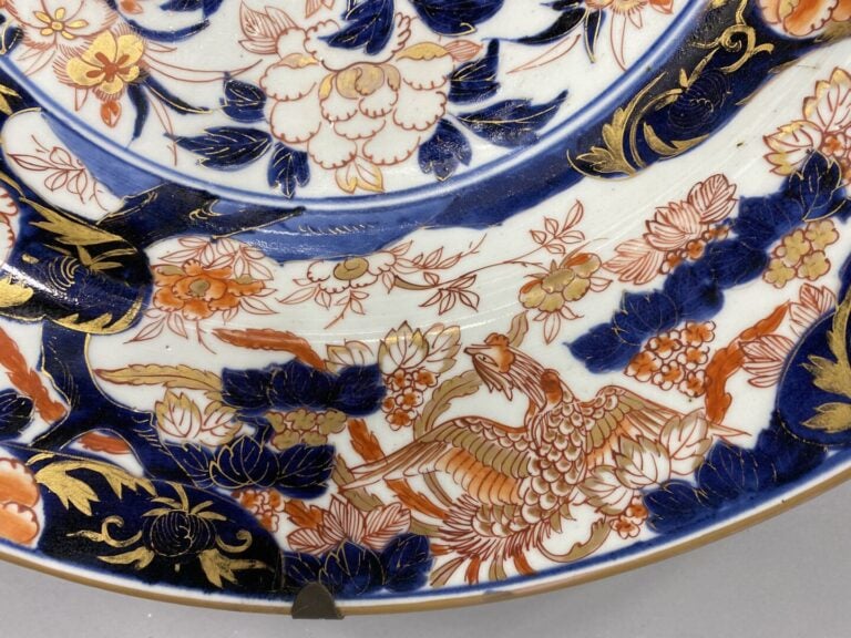Japon - Important plat circulaire en porcelaine à décor au centre d'un vase fle…