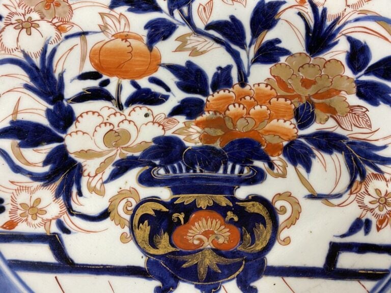 Japon - Important plat circulaire en porcelaine à décor au centre d'un vase fle…