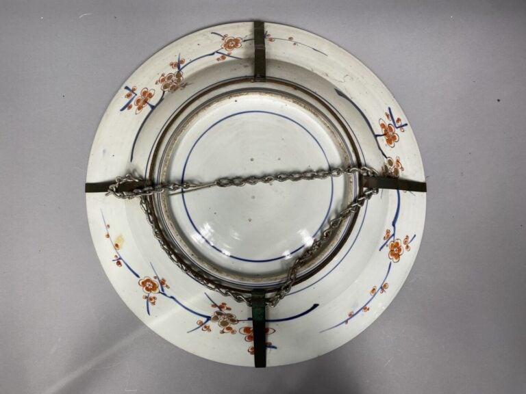 Japon - Important plat circulaire en porcelaine à décor au centre d'un vase fle…