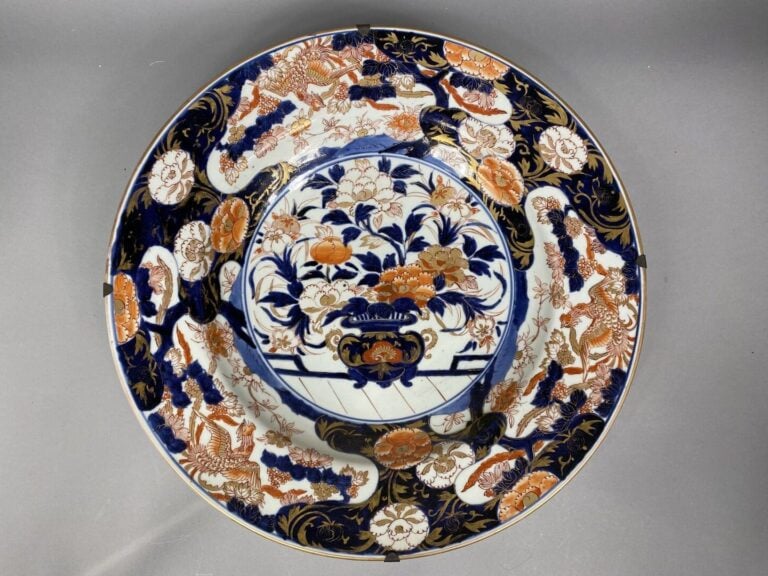 Japon - Important plat circulaire en porcelaine à décor au centre d'un vase fle…