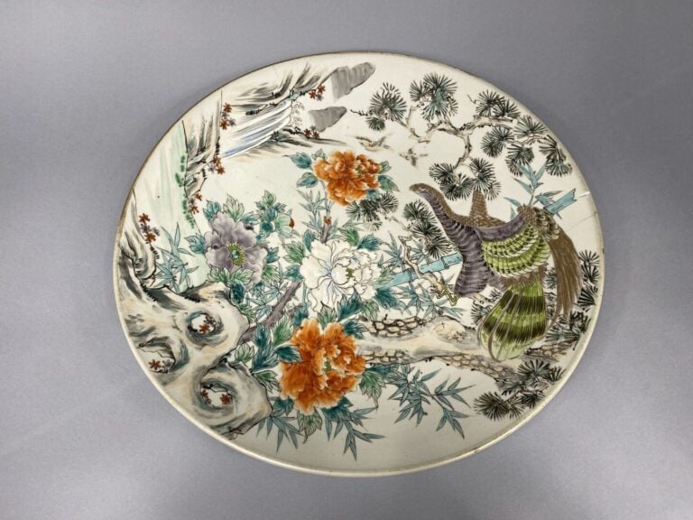 Japon - Important plat en céramique émaillée polychrome à décor d'un aigle bran…