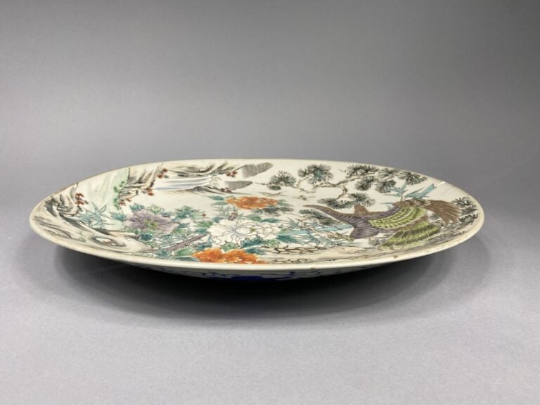 Japon - Important plat en céramique émaillée polychrome à décor d'un aigle bran…