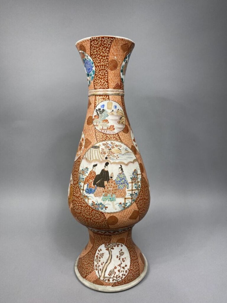 Japon, Kutani - Important vase fuselé en porcelaine émaillée kutani à décor de…