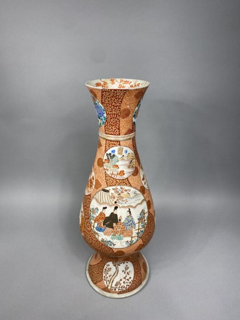 Japon, Kutani - Important vase fuselé en porcelaine émaillée kutani à décor de…