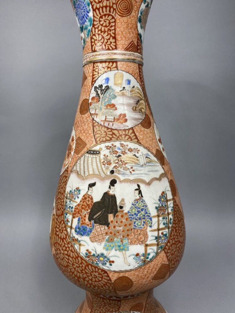Japon, Kutani - Important vase fuselé en porcelaine émaillée kutani à décor de…