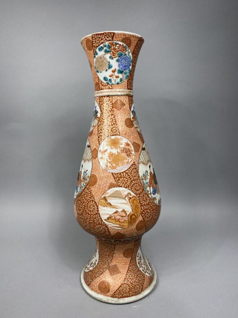 Japon, Kutani - Important vase fuselé en porcelaine émaillée kutani à décor de…