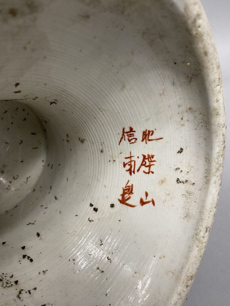 Japon, Kutani - Important vase fuselé en porcelaine émaillée kutani à décor de…