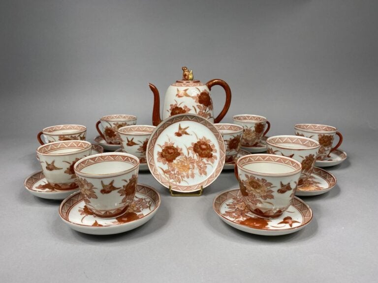 Japon, Kutani - Partie de service à thé en porcelaine émaillée dans les tons ro…