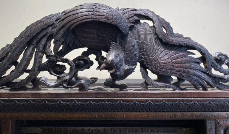 Japon - Meuble étagère en bois richement sculpté et ajouré à décor de paysages…
