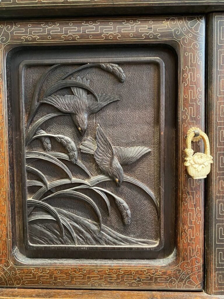 Japon - Meuble étagère en bois richement sculpté et ajouré à décor de paysages…
