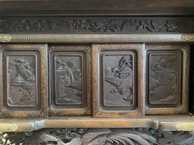 Japon - Meuble étagère en bois richement sculpté et ajouré à décor de paysages…