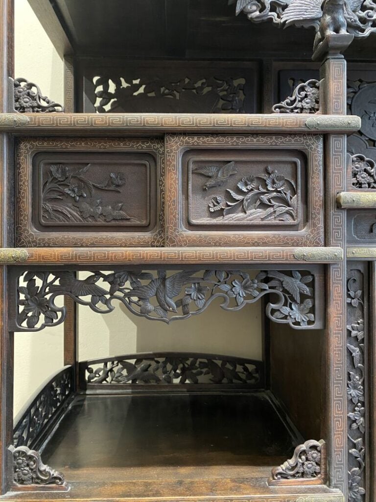 Japon - Meuble étagère en bois richement sculpté et ajouré à décor de paysages…
