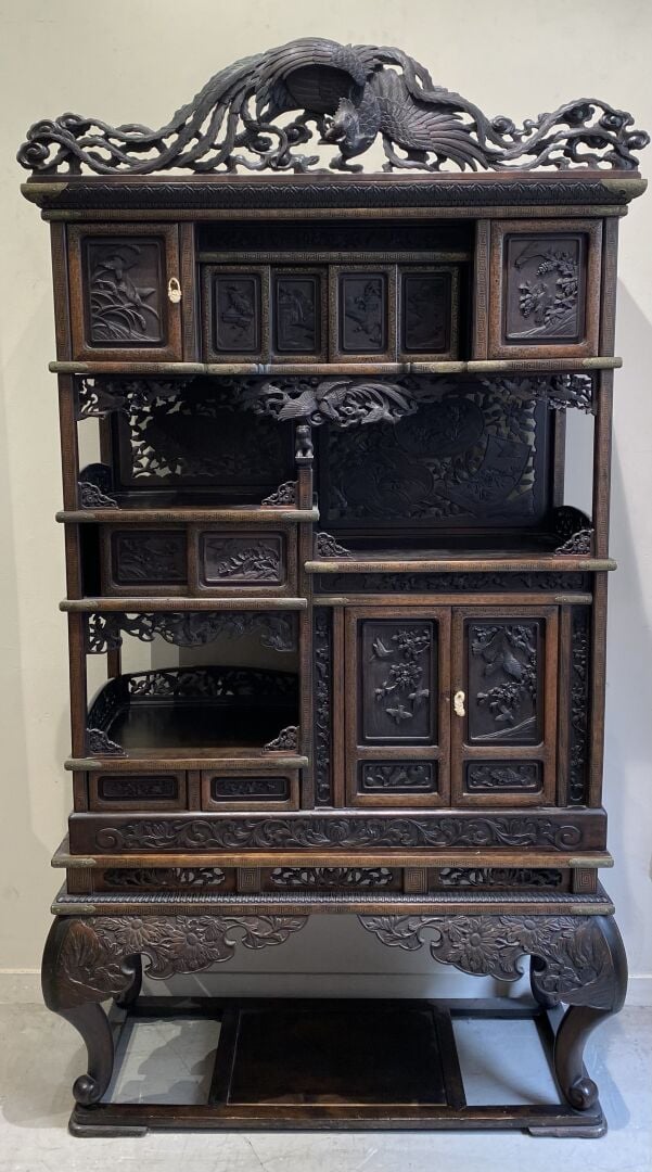 Japon - Meuble étagère en bois richement sculpté et ajouré à décor de paysages…