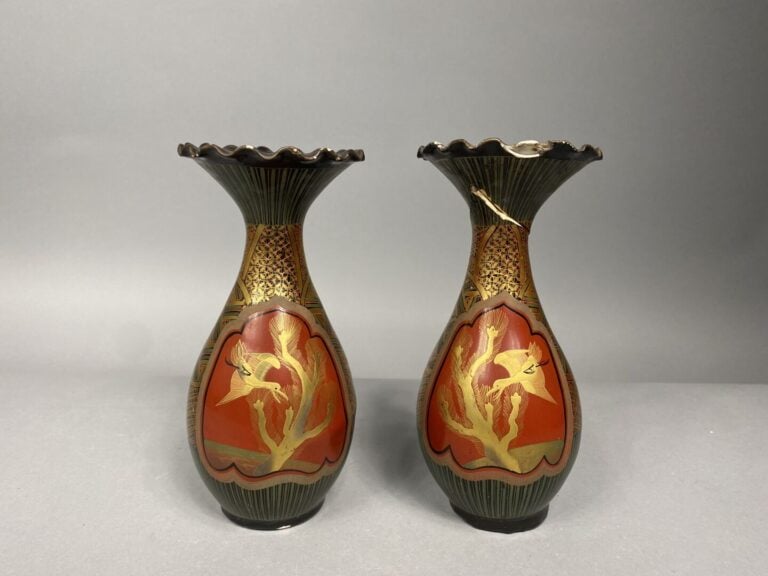 Japon - Paire de vases balustres à col évasé en porcelaine laquée et dorée à dé…