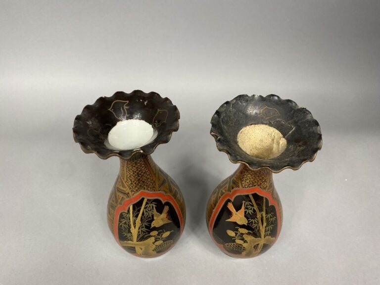 Japon - Paire de vases balustres à col évasé en porcelaine laquée et dorée à dé…