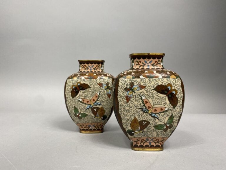 Japon - Paire de vases balustres en émaux cloisonnés à décor de papillons et ri…