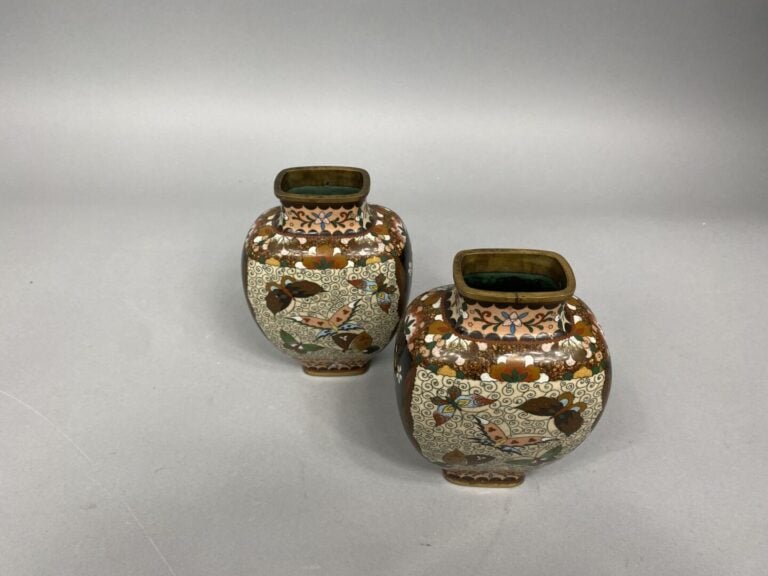 Japon - Paire de vases balustres en émaux cloisonnés à décor de papillons et ri…