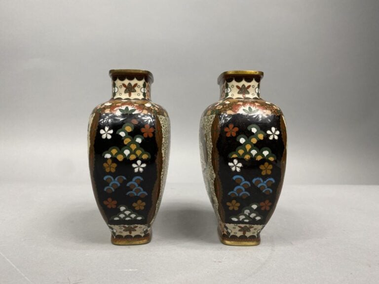 Japon - Paire de vases balustres en émaux cloisonnés à décor de papillons et ri…