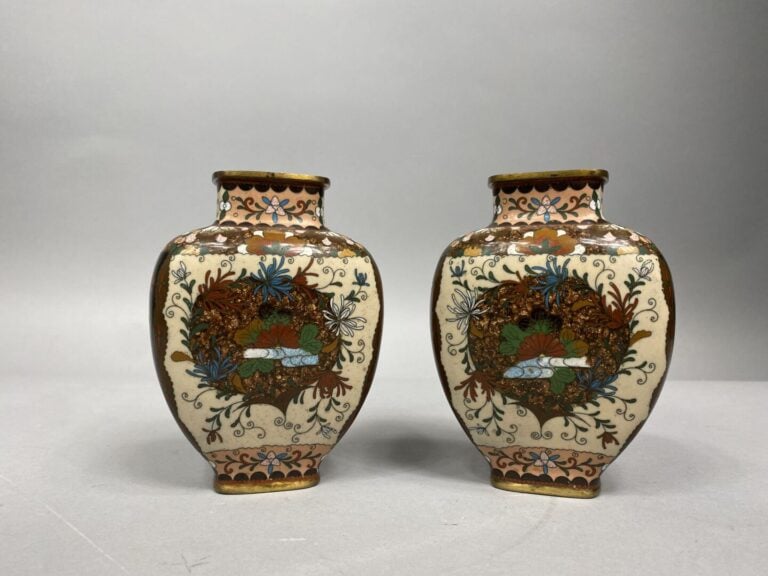 Japon - Paire de vases balustres en émaux cloisonnés à décor de papillons et ri…