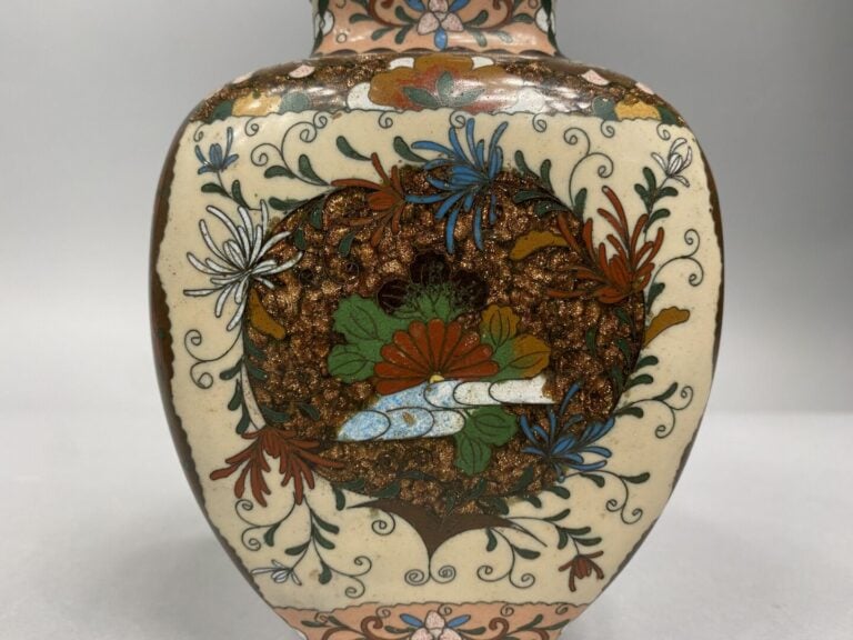 Japon - Paire de vases balustres en émaux cloisonnés à décor de papillons et ri…