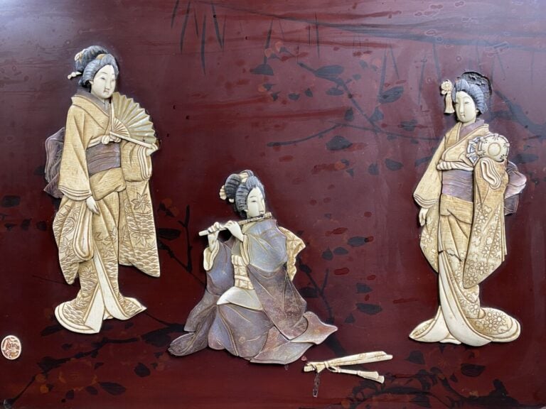 Japon - Panneau en bois laqué avec incrustations de nacre et os à décor de geis…