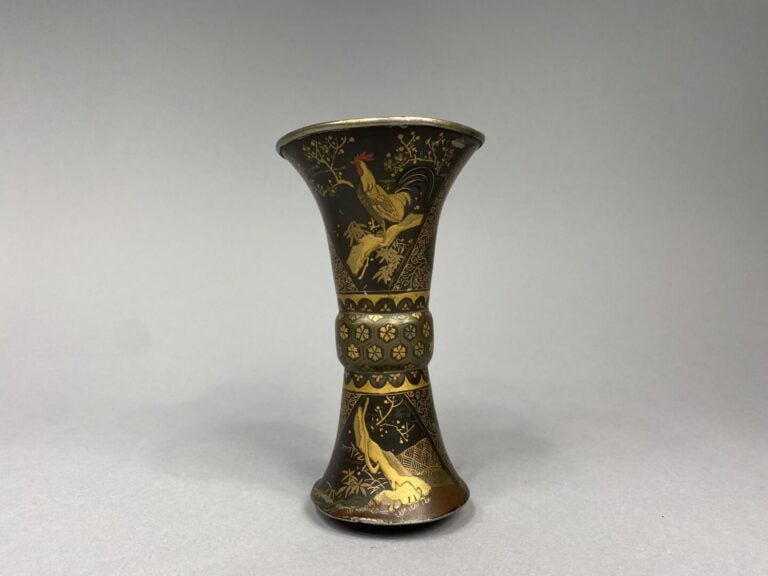 Japon - Petit vase de forme "Gu" laqué à décor de coq, oiseaux et motifs géomét…