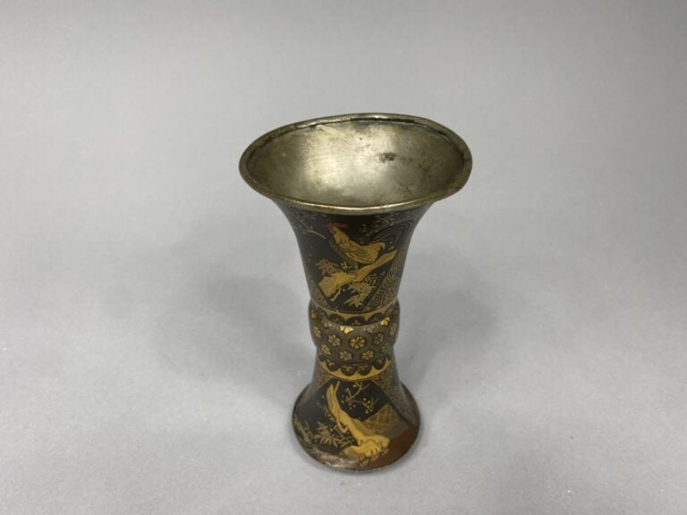 Japon - Petit vase de forme "Gu" laqué à décor de coq, oiseaux et motifs géomét…