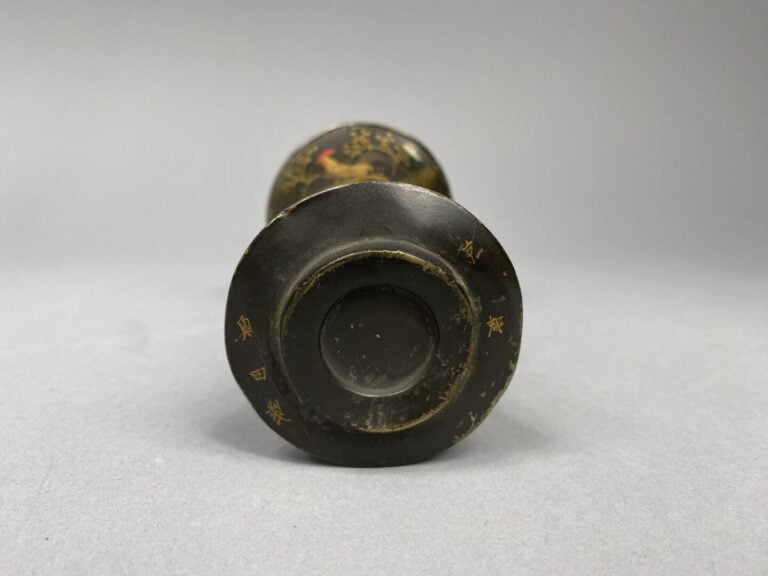 Japon - Petit vase de forme "Gu" laqué à décor de coq, oiseaux et motifs géomét…