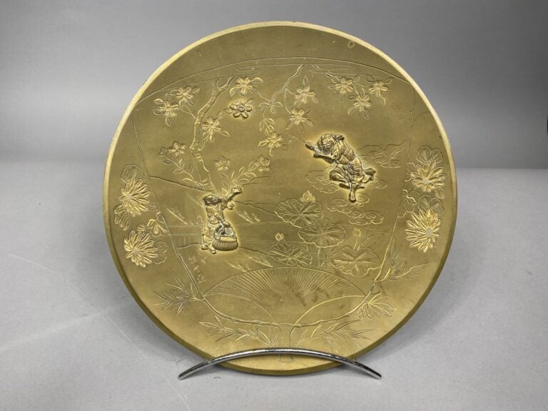Japon - Plat en bronze à décor gravé d'un paysage aux nénuphars, lotus et arbre…