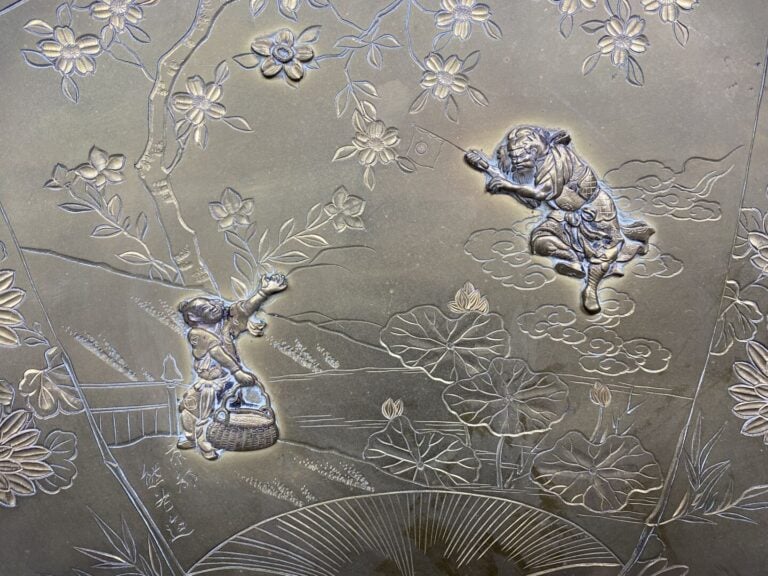 Japon - Plat en bronze à décor gravé d'un paysage aux nénuphars, lotus et arbre…