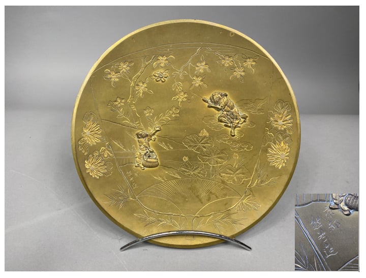 Japon - Plat en bronze à décor gravé d'un paysage aux nénuphars, lotus et arbre…
