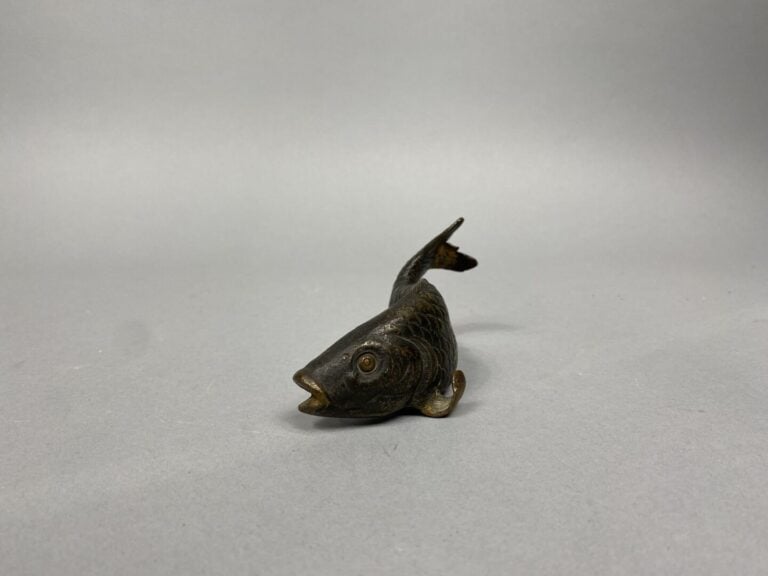 Japon - Poids rouleau en bronze représentant une carpe - L: 12.5 cm