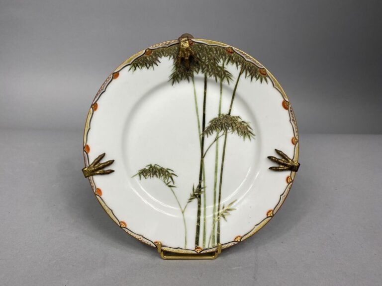 Japon, Satsuma - Assiette en faïence de Satsuma à décor polyhrome et réhauts do…