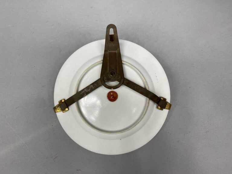 Japon, Satsuma - Assiette en faïence de Satsuma à décor polyhrome et réhauts do…