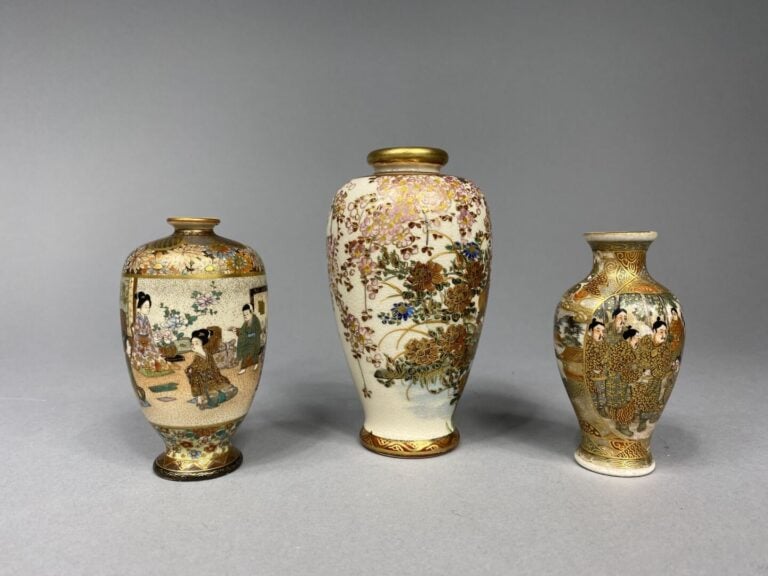 Japon, Satsuma - Ensemble de trois vases balustres miniatures en faïence de Sat…