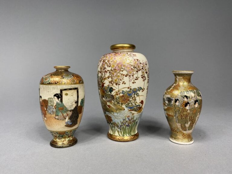 Japon, Satsuma - Ensemble de trois vases balustres miniatures en faïence de Sat…