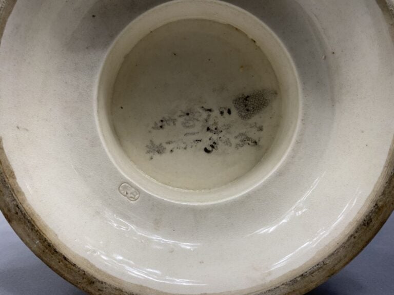 Japon, Satsuma - Importante paire de vases balustres en faïence de Satsuma à ri…