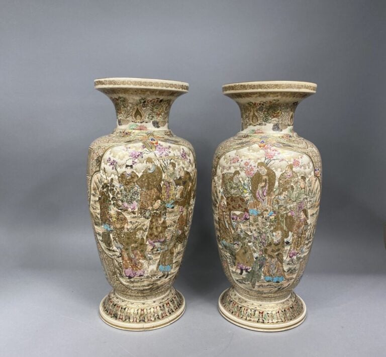 Japon, Satsuma - Importante paire de vases balustres en faïence de Satsuma à ri…