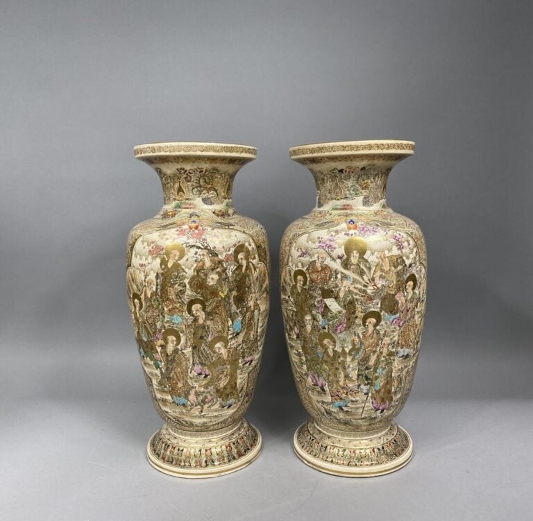 Japon, Satsuma - Importante paire de vases balustres en faïence de Satsuma à ri…