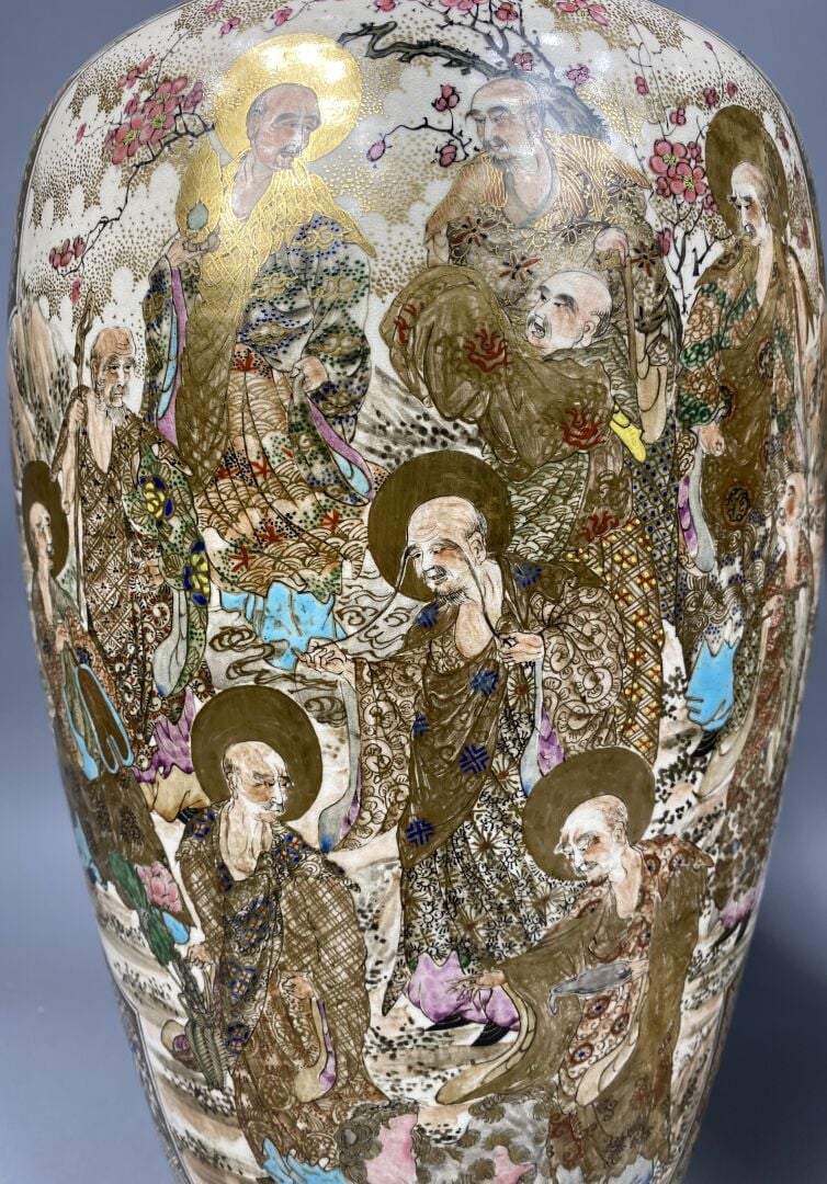 Japon, Satsuma - Importante paire de vases balustres en faïence de Satsuma à ri…