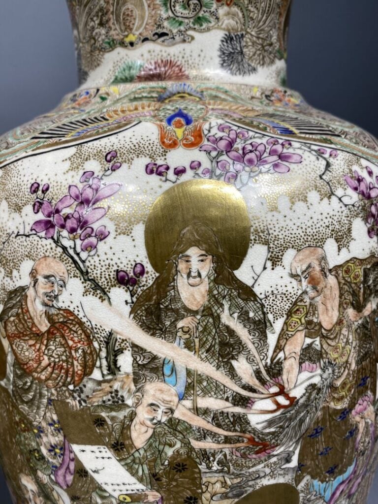 Japon, Satsuma - Importante paire de vases balustres en faïence de Satsuma à ri…