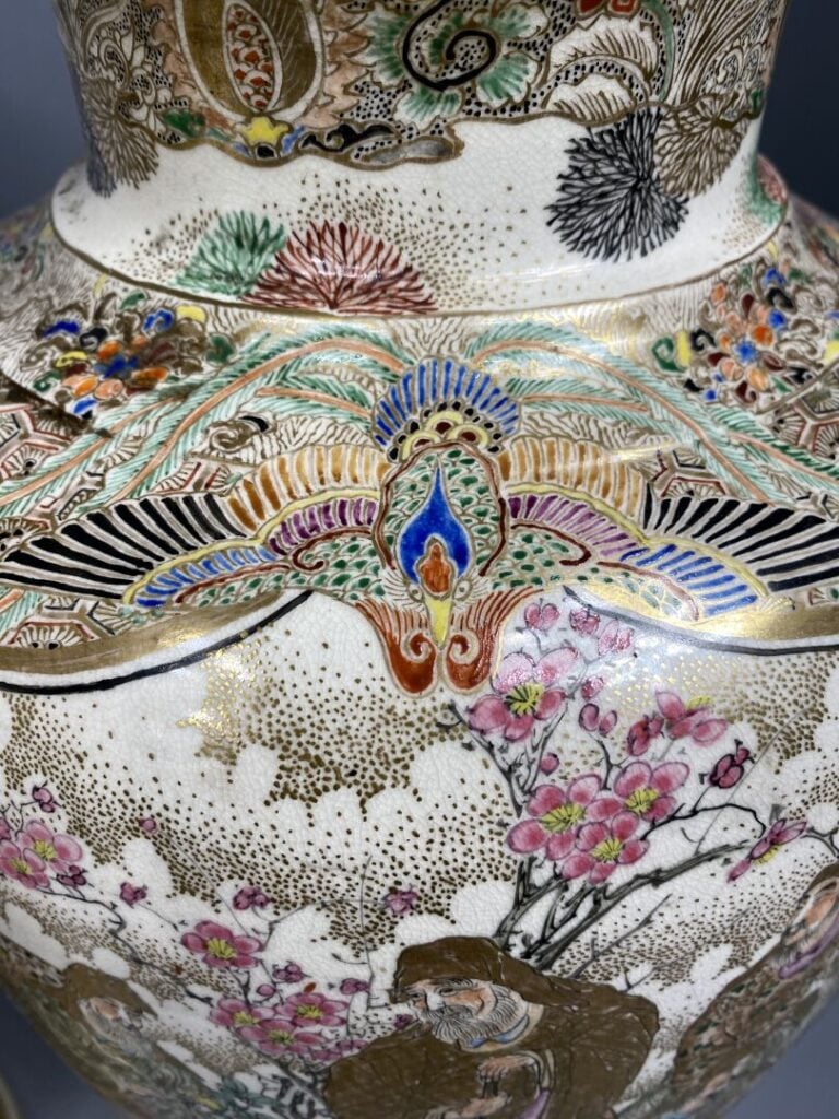 Japon, Satsuma - Importante paire de vases balustres en faïence de Satsuma à ri…