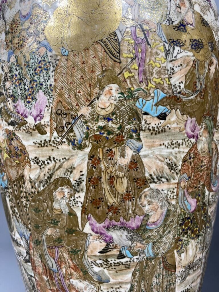 Japon, Satsuma - Importante paire de vases balustres en faïence de Satsuma à ri…