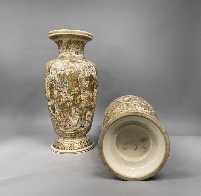 Japon, Satsuma - Importante paire de vases balustres en faïence de Satsuma à ri…