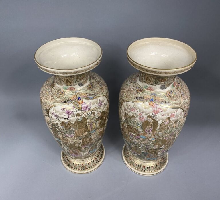 Japon, Satsuma - Importante paire de vases balustres en faïence de Satsuma à ri…